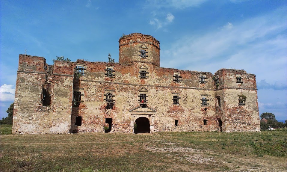 Ruins of Lónyai castle in Medieșu Aurit, Satu Mare in Rumänien