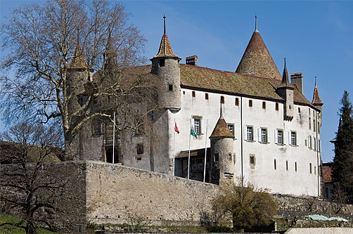 Oron Castle with fountain and well w Szwajcarii