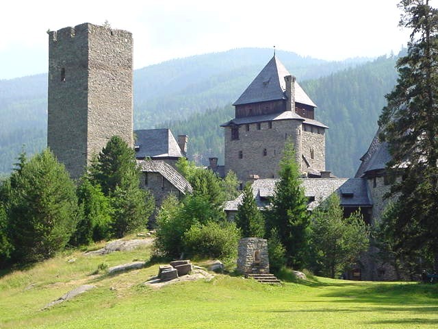 Burg Finstergrün in Austria