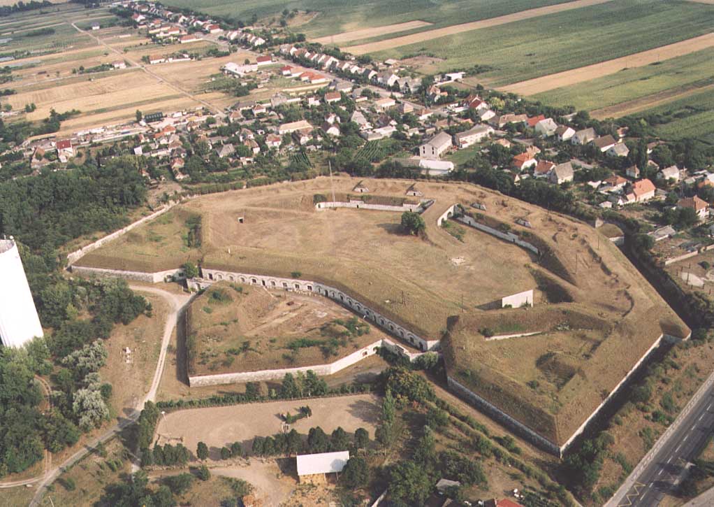 Fort Igmánd, Komárom na Węgrzech