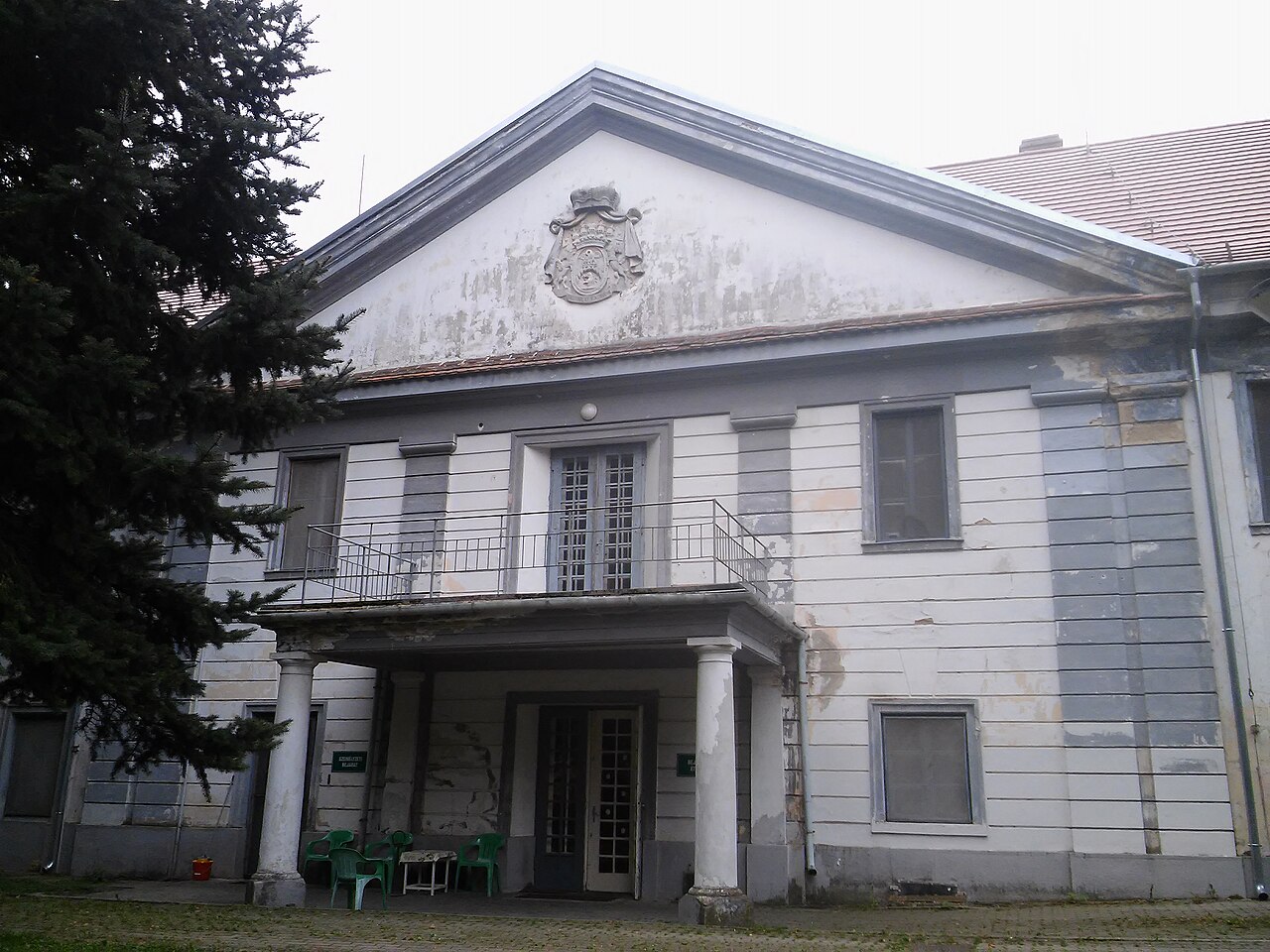 Batthyány-Strattmann Mansion, Intaháza in Hongarije
