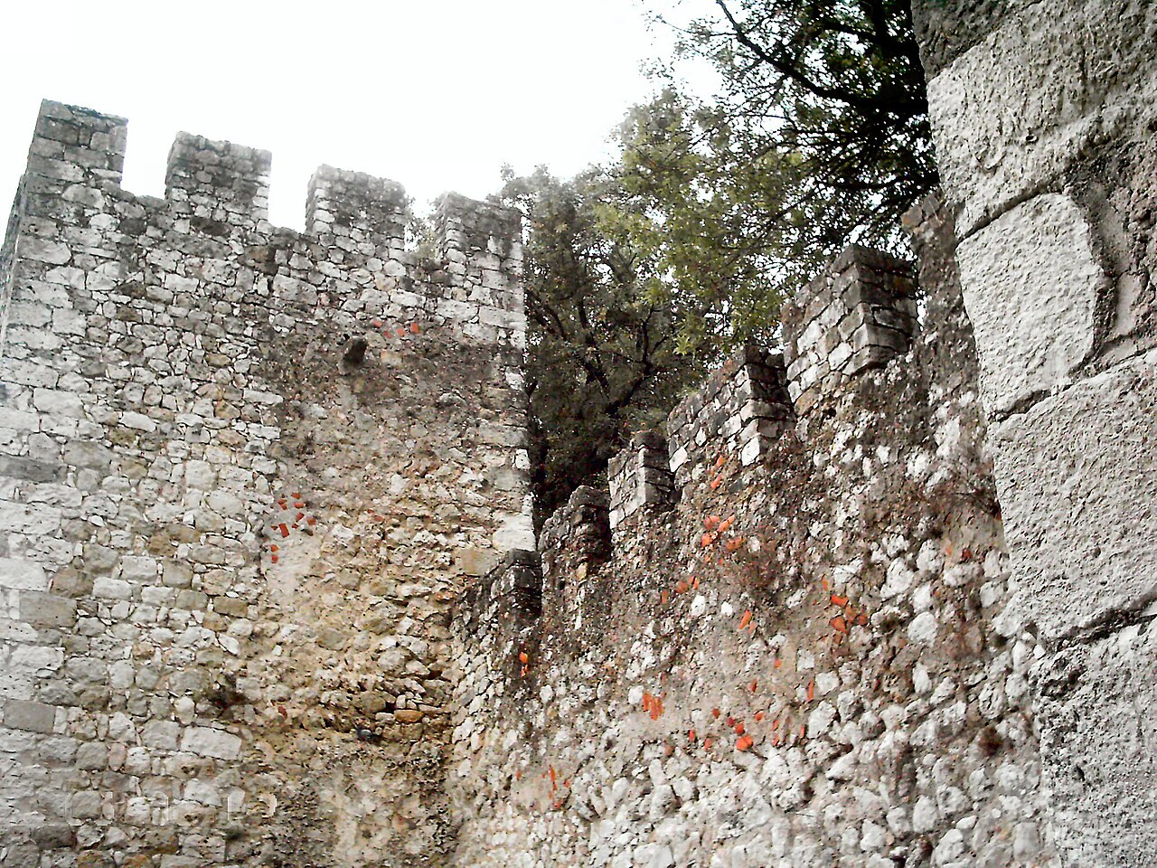 Zamek w Torres Novas w Portugalii