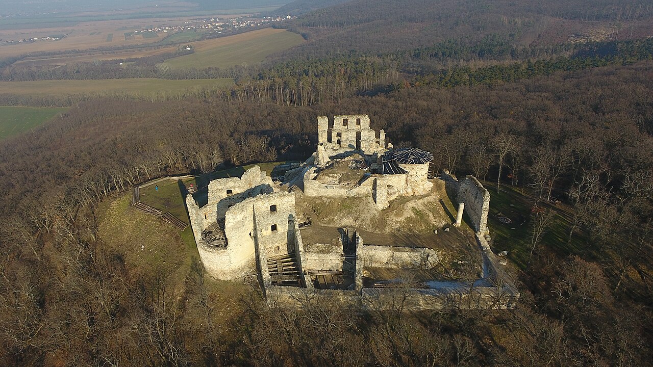 Oponice Castle у Словаччині