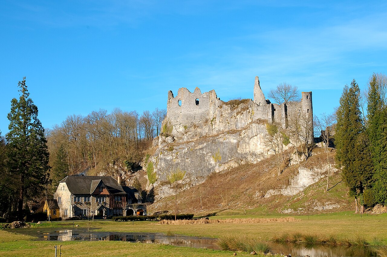 Montaigle Castle en Bélgica
