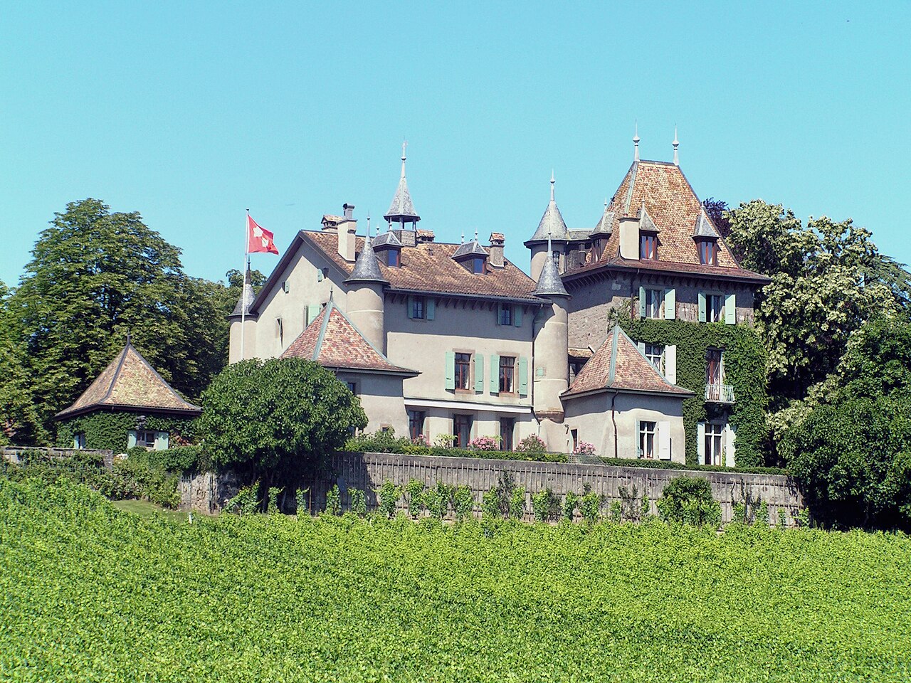Le Crest Castle and outbuildings en Suiza