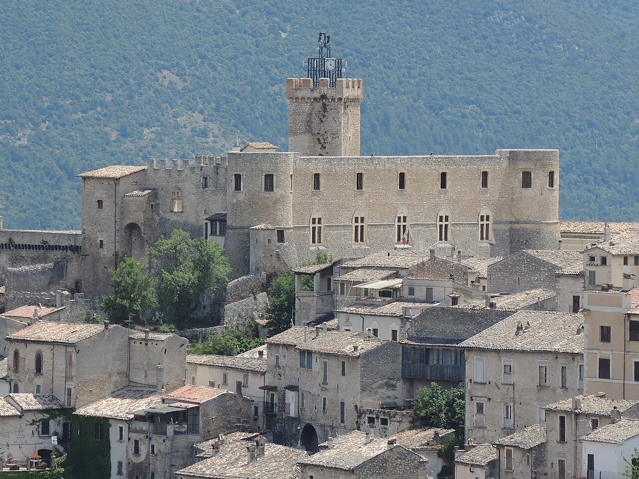 Castello Piccolomini (Capestrano) in Italien