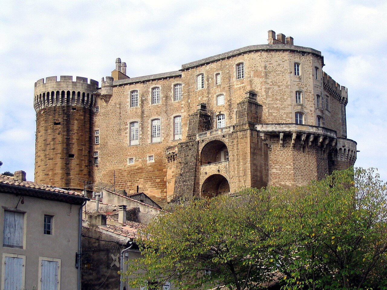 Castillo de Suze-la-Rousse en Francia