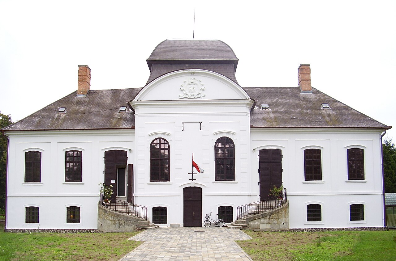 Almásy Mansion, Tarnaméra na Węgrzech