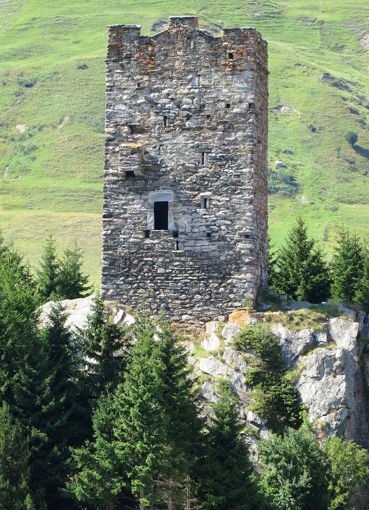 Turm der Herren von Hospental in der Schweiz