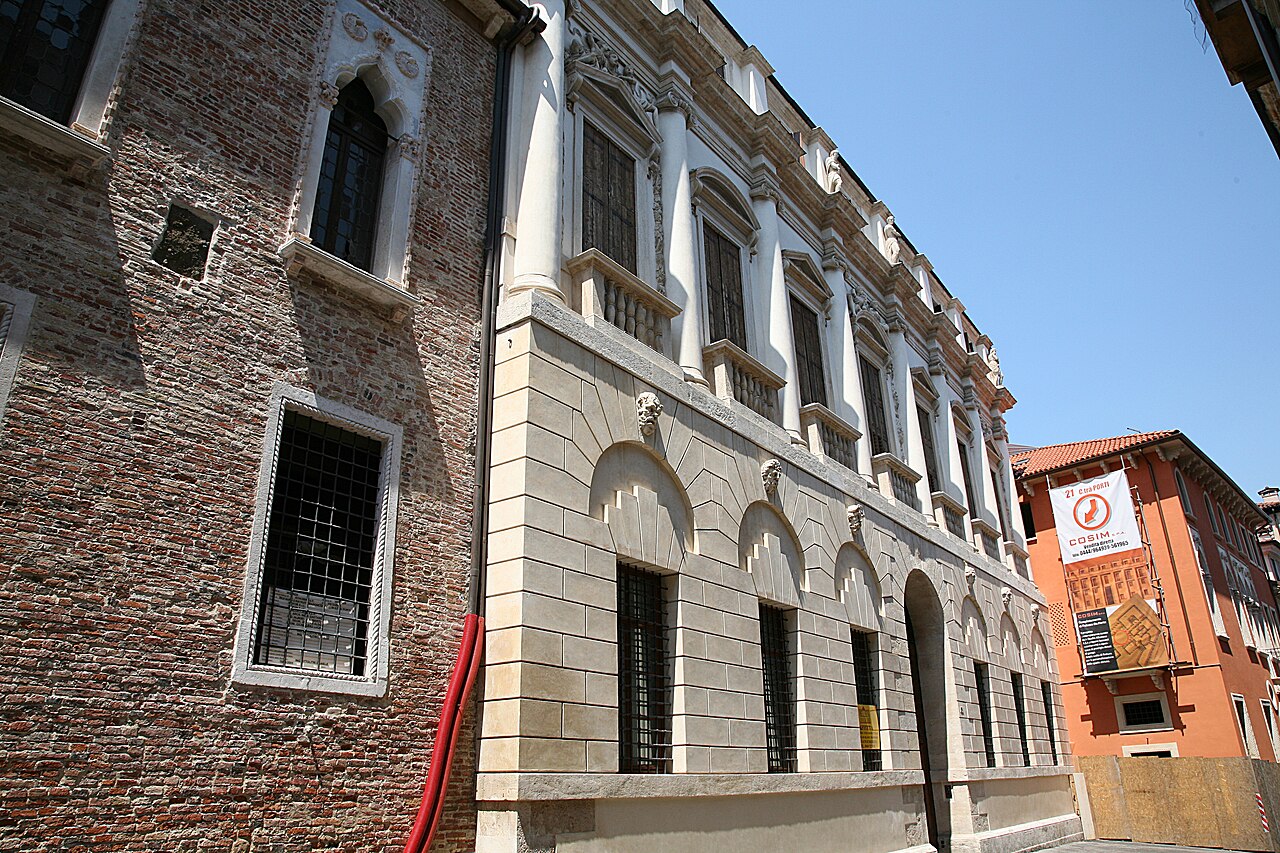 Palazzo Porto в Італії
