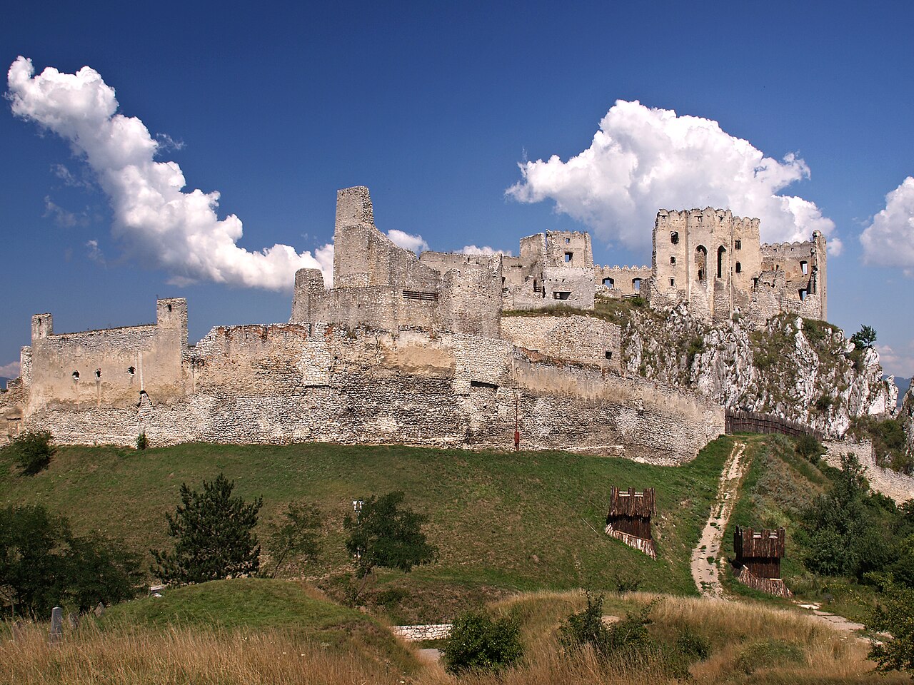 Beckov Castle（スロバキア）