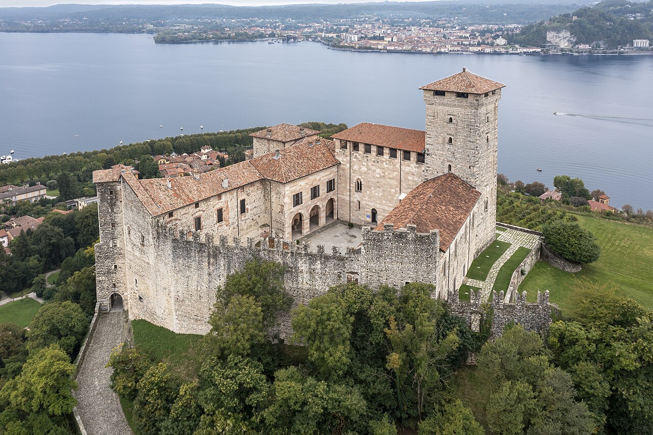 Rocca Borromeo di Angera в Італії