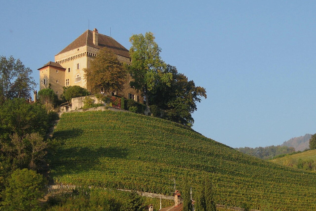 Châtelard Castle with fountain w Szwajcarii