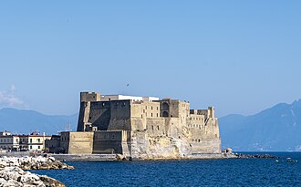カステルデッローボ（卵城）