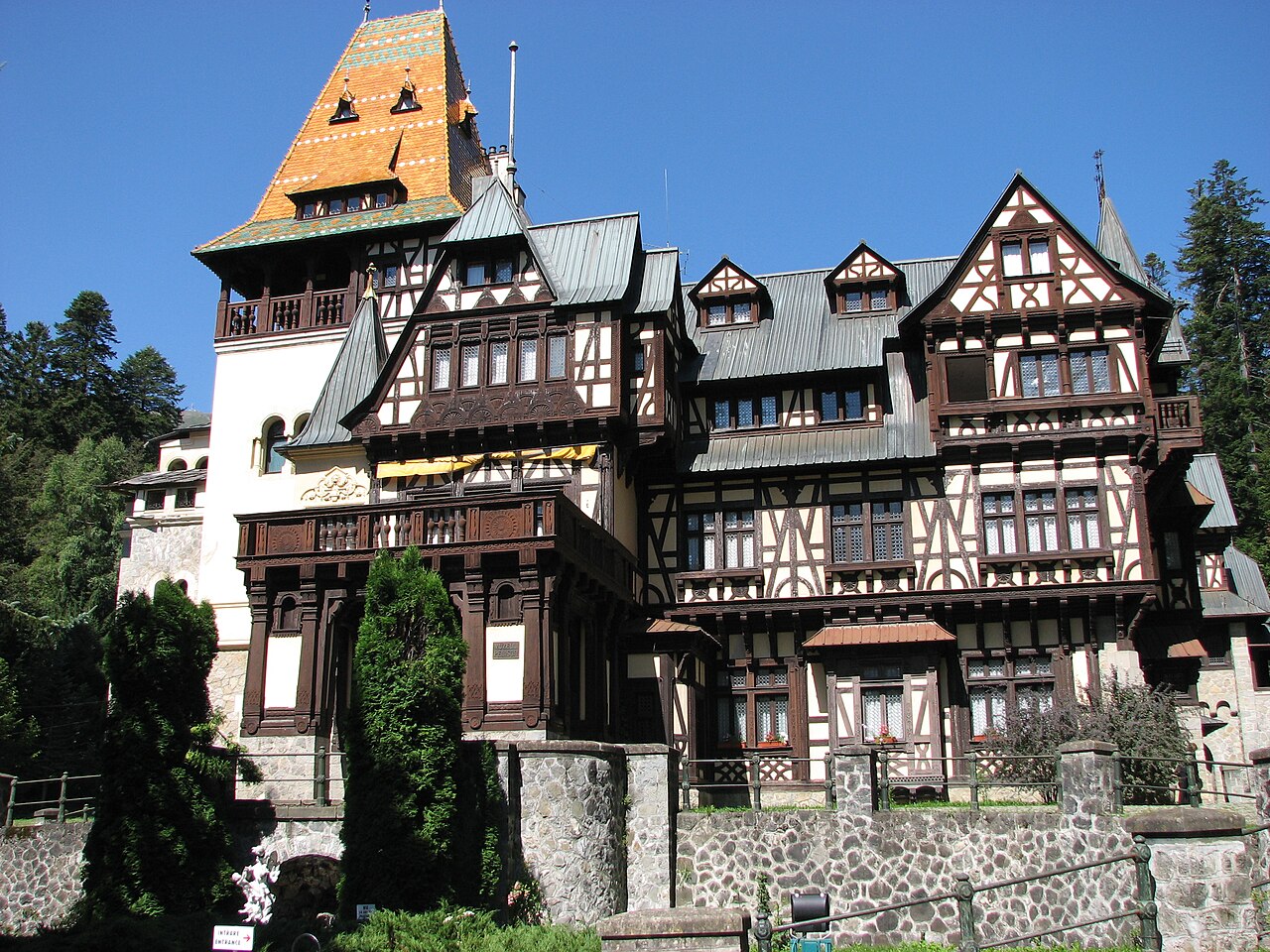 ペレシュ城 (Pelișor Castle)（ルーマニア）