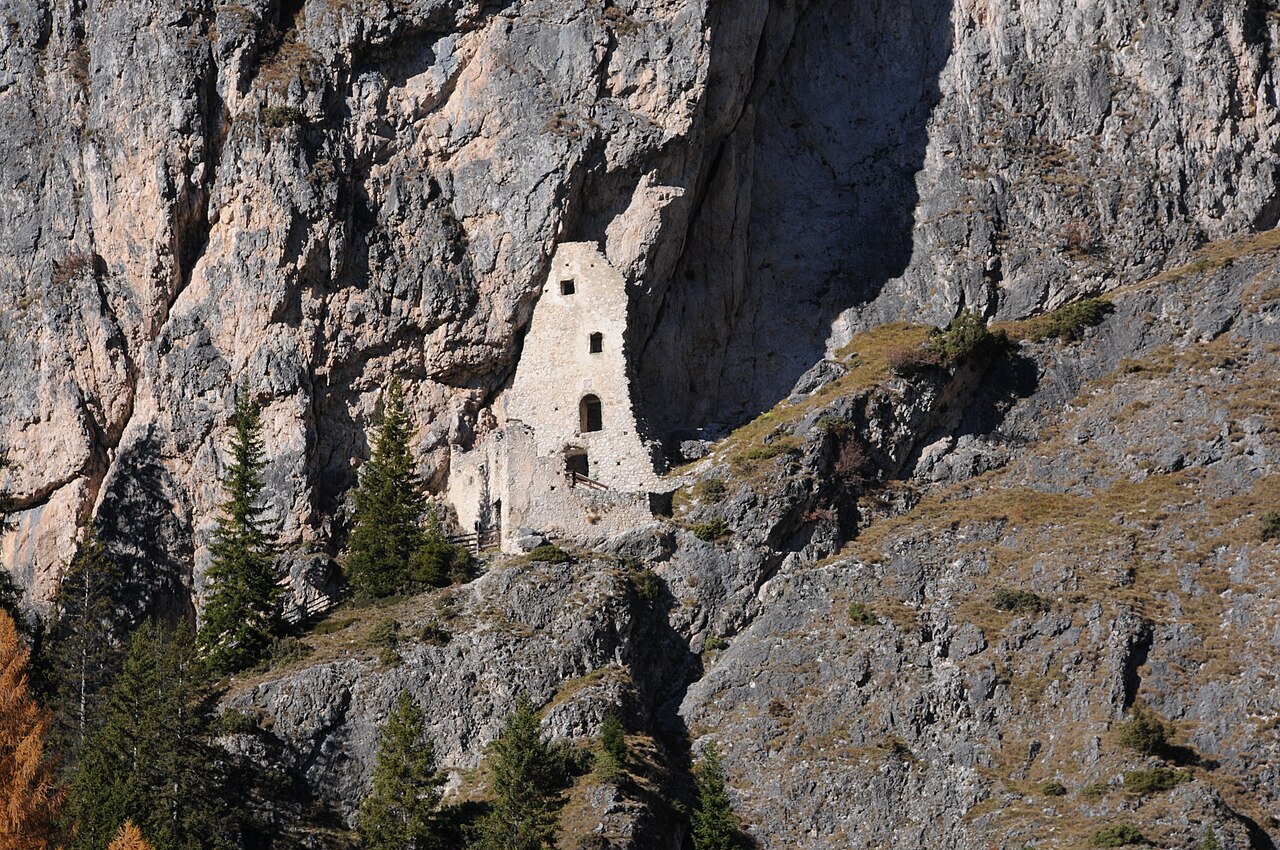 Castle Wolkenstein в Італії