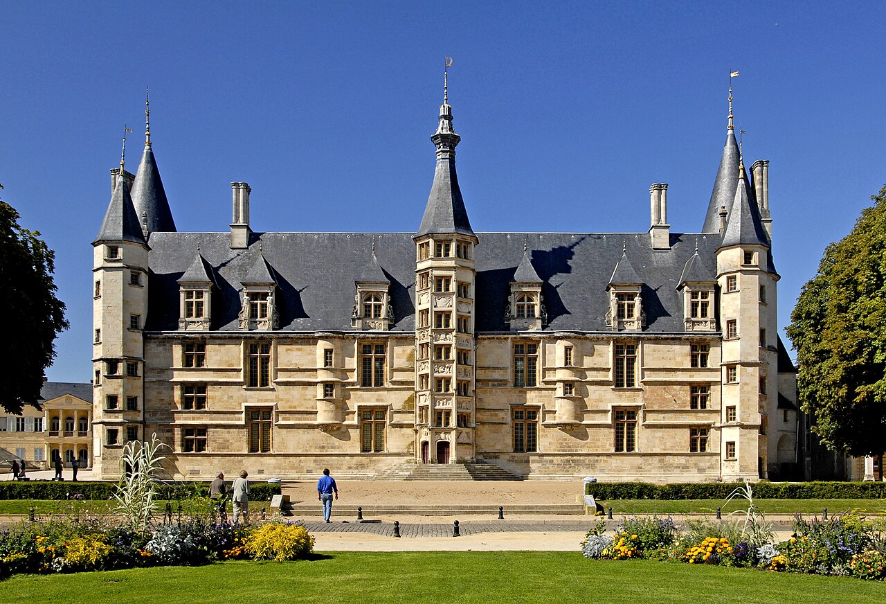 Palacio ducal de Nevers en Francia